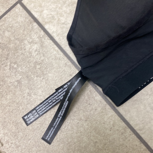 🖤Victoria’s Secret sports bra with mesh detailing & three-way strap adjustment - Picture 5 of 9